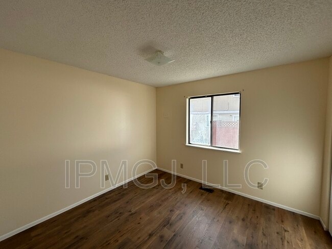 Building Photo - 856 Iowa Ave