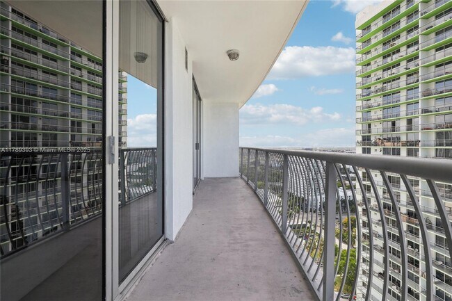 Building Photo - 1750 N Bayshore Dr
