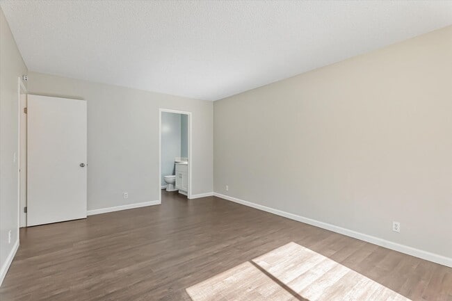Building Photo - Updated home in Oak Grove