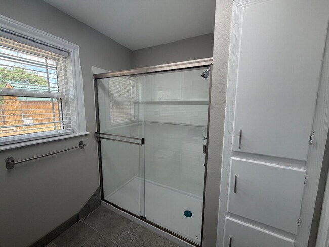Building Photo - Fully renovated 2 bed 2 bath in the Medical District