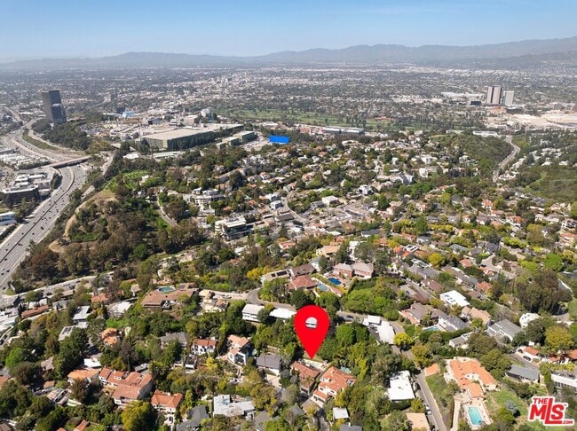 Building Photo - 3300 N Knoll Dr