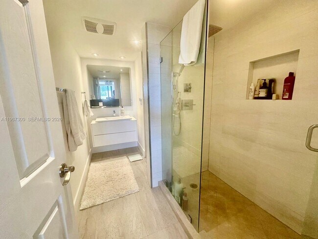 Building Photo - 2555 Collins Ave