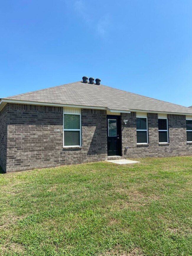 Building Photo - 1745 Raden St