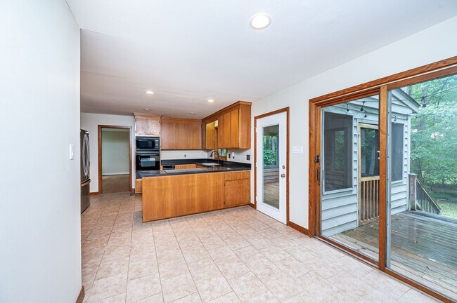 Building Photo - Exceptional Contemporary Features Privacy and a Scenic Back Yard.