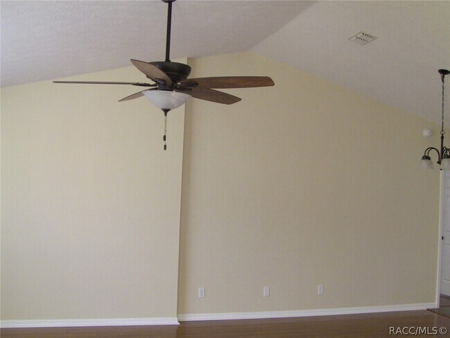 Building Photo - 335 E Falconry Ct