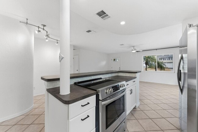 Building Photo - 766 20th Ave N