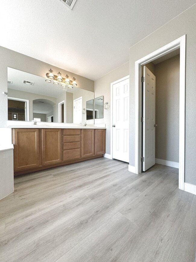 Building Photo - Vaulted Ceiling Home, Gated Community w/ P...