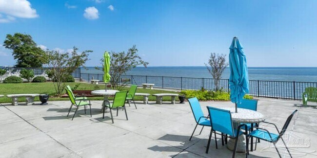 Building Photo - 825 Bayshore Dr