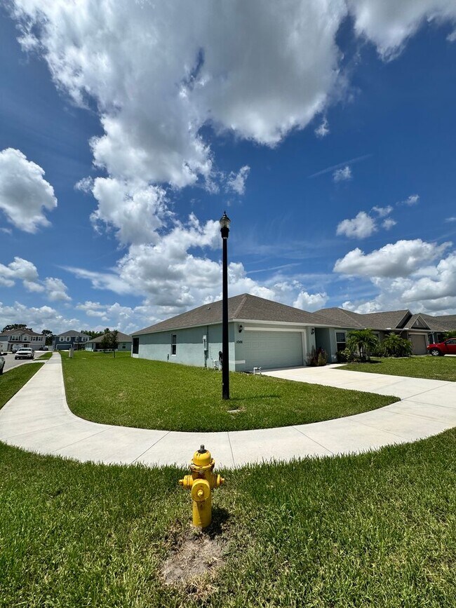 Building Photo - Beautiful 4-Bed, 2-Bath Home in a Prime Location!