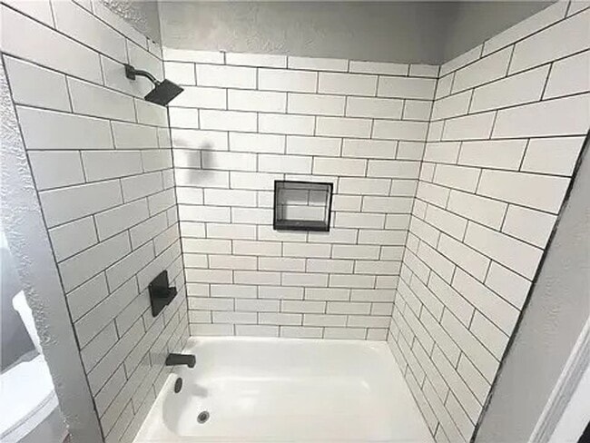 Building Photo - Pet Friendly Large 3 bedroom