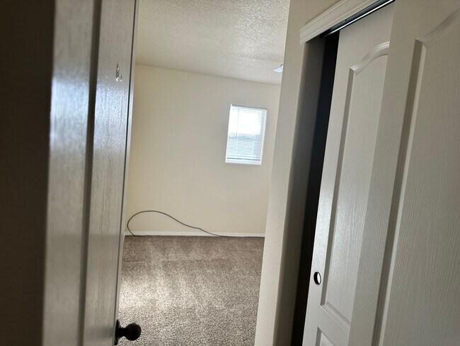 Building Photo - Beautiful Home in Gated Community w/pool
