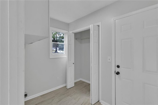 Building Photo - 250 Meadow View Dr