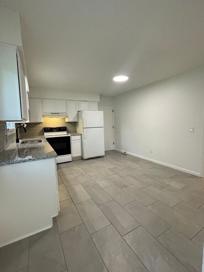 Building Photo - Great Location 3 bedroom 1 bath 1car garage
