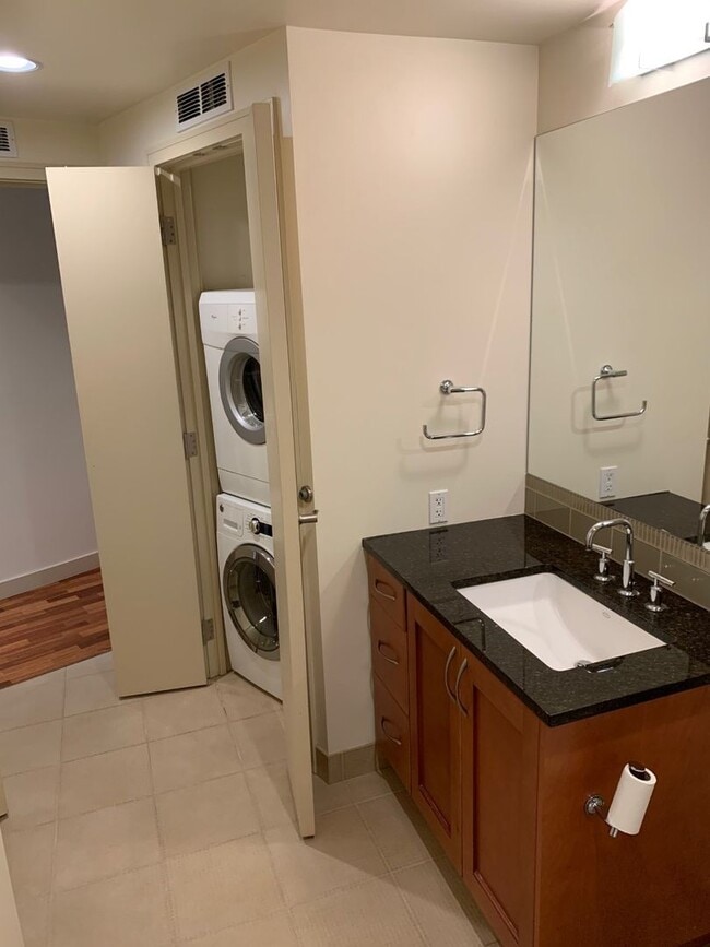 Building Photo - Bellevue Washington Square. One bed, One full bath. 1 Reserved parking. 17th floor. Concierge