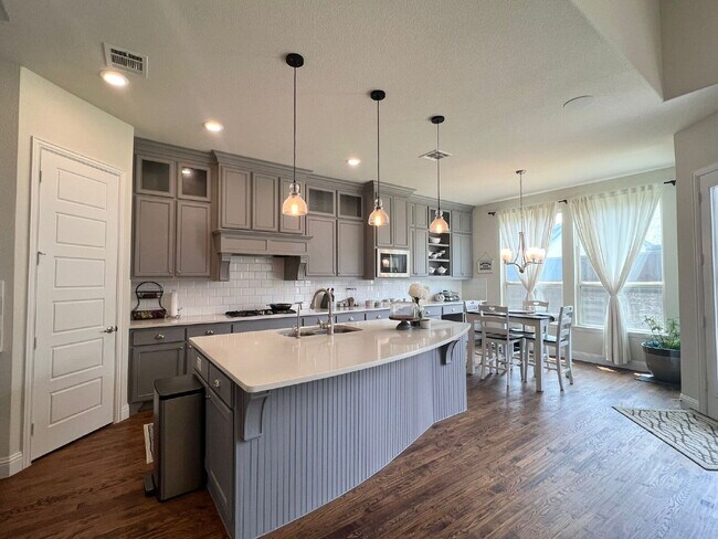 Building Photo - 5 Bed | 5 Bath | 3-Car Garage | 4,054 Sq f...