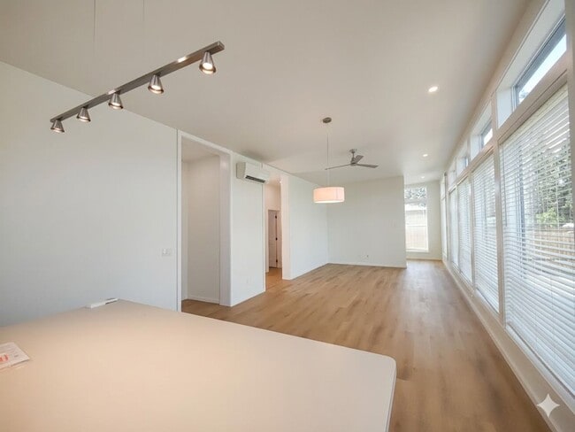 Building Photo - Fully Fenced Private Single-Level 2x2 Retreat in Bend with Bonus Office Nook!