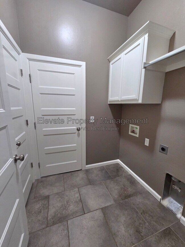 Building Photo - 2200 Starwood Wy