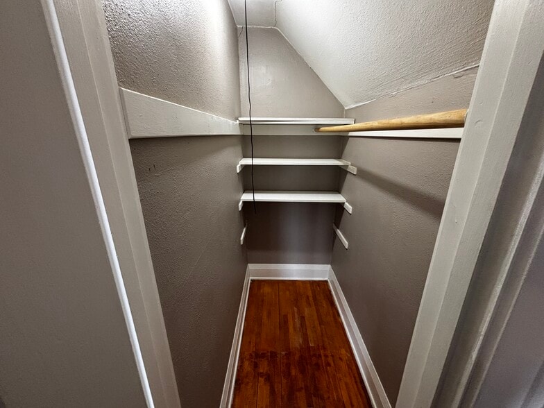 Building Photo - 523 S Mill St