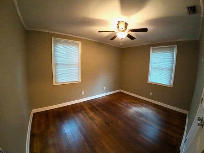 Building Photo - 3/1 Brick Home Near USA Campus w/ Carport & Fenced-In yard