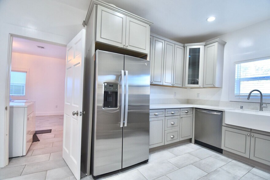 Building Photo - 2214 Elsinore St