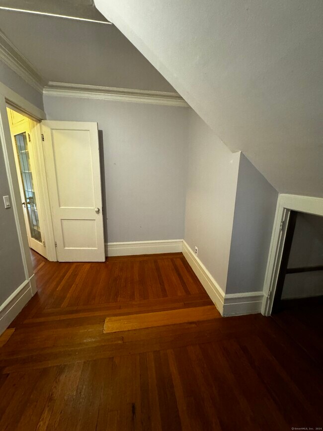 Building Photo - 809 Whitney Ave