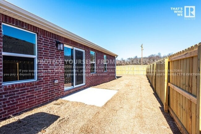 Building Photo - 20690 Dawn Hill East Rd