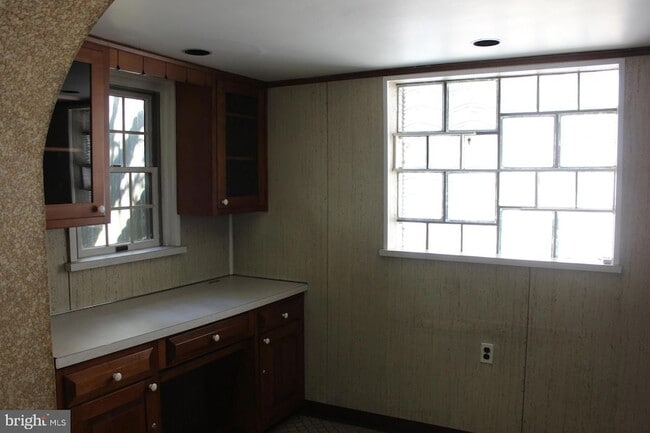 Building Photo - 1042 W Lancaster Ave