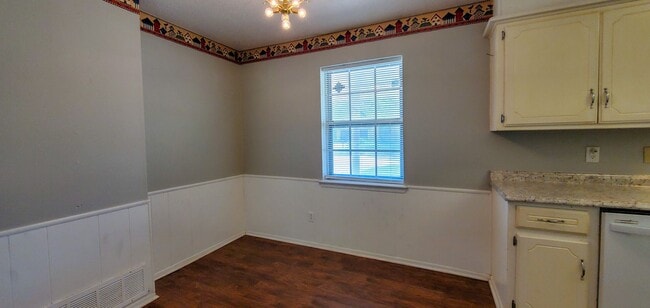 Building Photo - 3 Bedroom 1.5 Bath with Garage