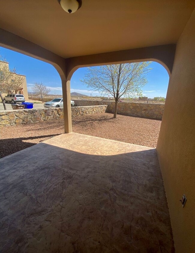 Building Photo - 4226 Tres Ninos Dr