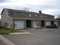 Building Photo - 2 Bedroom, 1.5 Bathroom Townhouse Near Campus