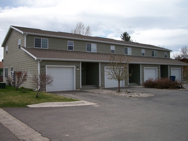Primary Photo - 2 Bedroom 1 1/2 Bathroom - Close to Campus...