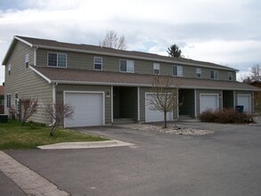 Building Photo - 2 Bedroom 1 1/2 Bathroom - Close to Campus...