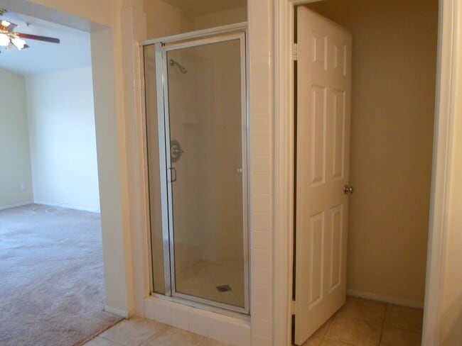 Master bedroom - 460 Middlebury Ct