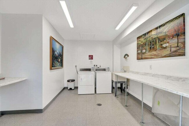 Building Photo - 2320 SW 22nd Ave