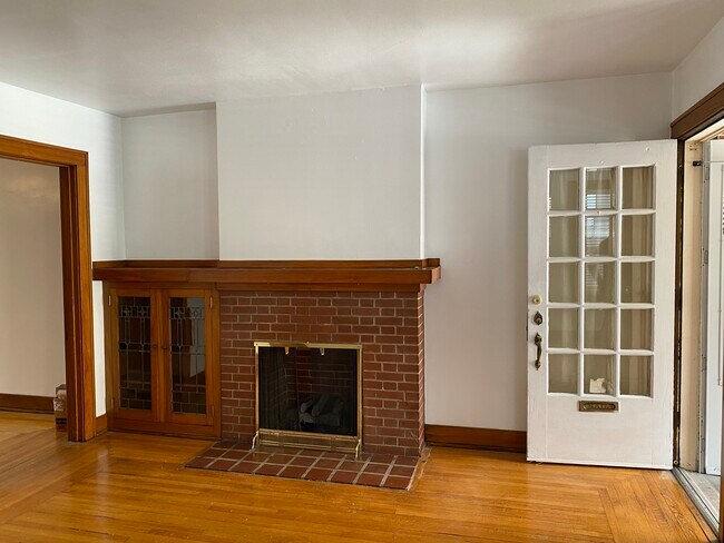 Livingroom fireplace - 107 W Sycamore St