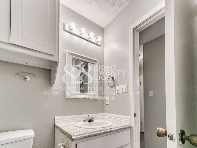 Building Photo - Now Touring & Available for Move in! 3 Bed/1.5 Bath Duplex in West Norman!