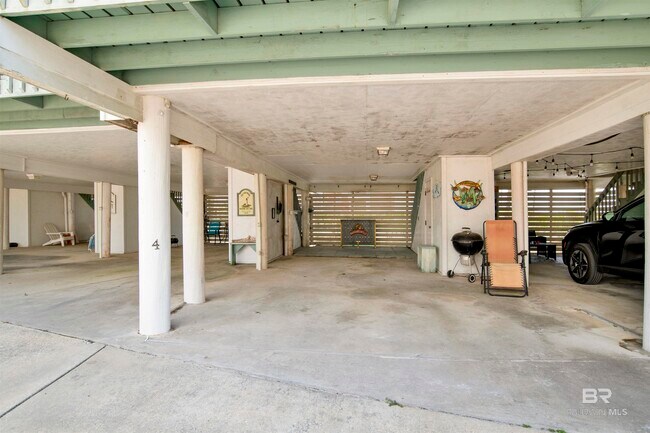 Building Photo - 554 E Beach Blvd