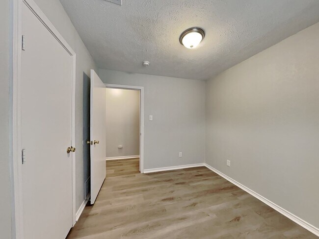 Building Photo - Spacious 3-Bed, 2-Bath Home with Garage, F...