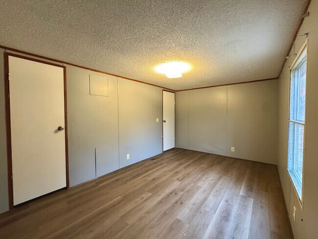 Building Photo - 3/2 Split Floor Plan!