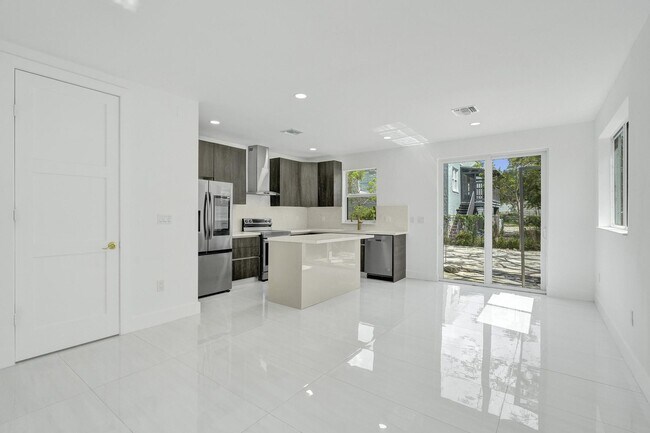 Building Photo - 1213 W Las Olas Blvd