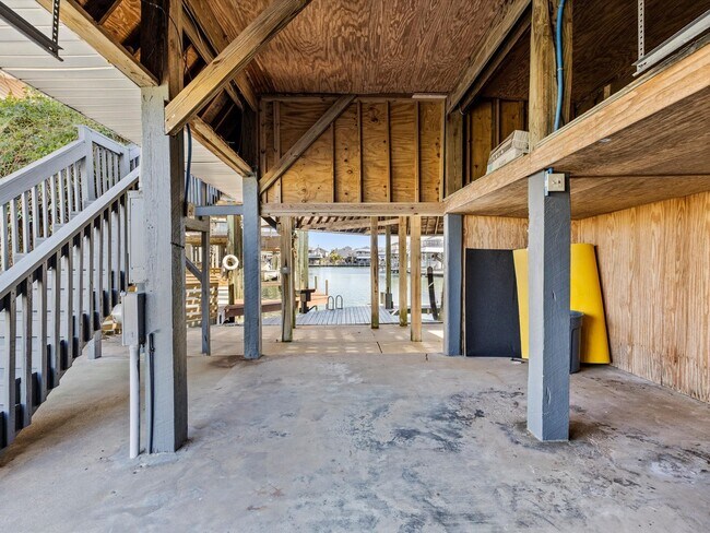 Building Photo - 334 Paradise Dr