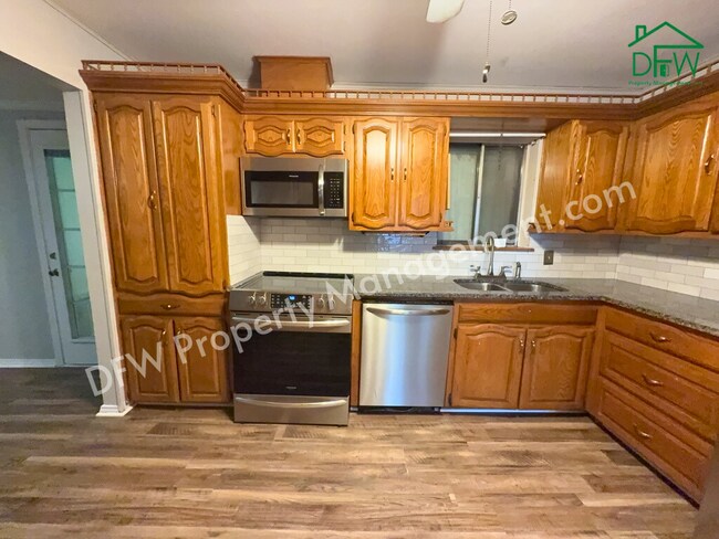 Building Photo - Charming 3-Bedroom Home with Sunroom & Spacious Backyard in Irving!