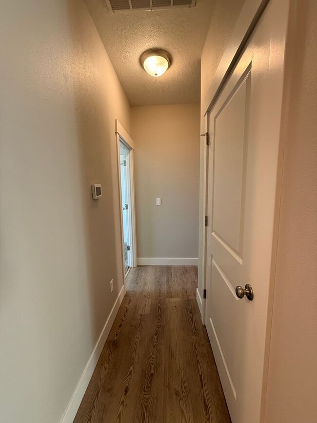 Building Photo - Large Fenced in Yard! 3Bd 2Ba Duplex