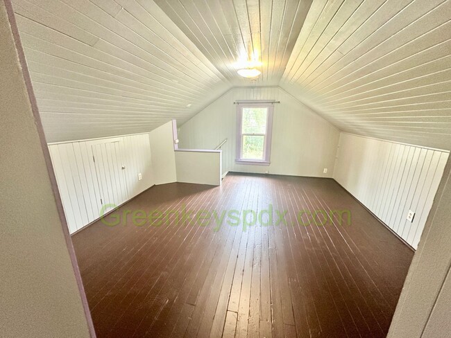 Building Photo - 2-Bedroom House with Fully Fenced Backyard...