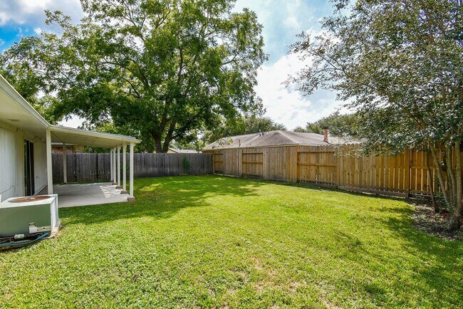 Building Photo - 22743 Red River Dr