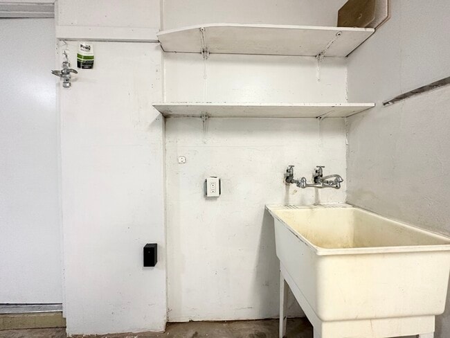 Building Photo - 3 bedroom 1 bathroom home located in Sacra...