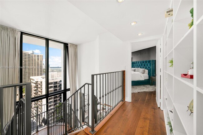 Building Photo - 520 Brickell Key Dr