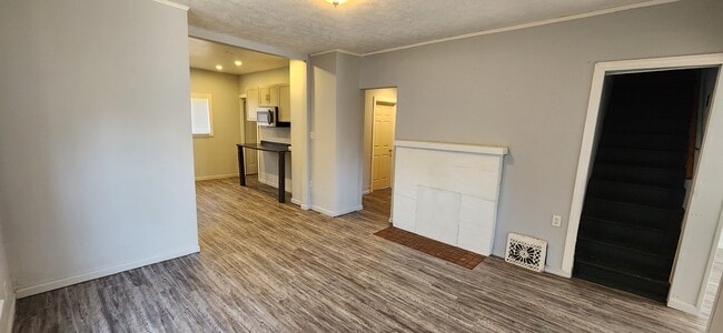 Building Photo - 115 E Conron Ave