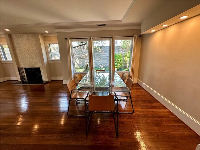 Building Photo - 2614 White Oak Dr