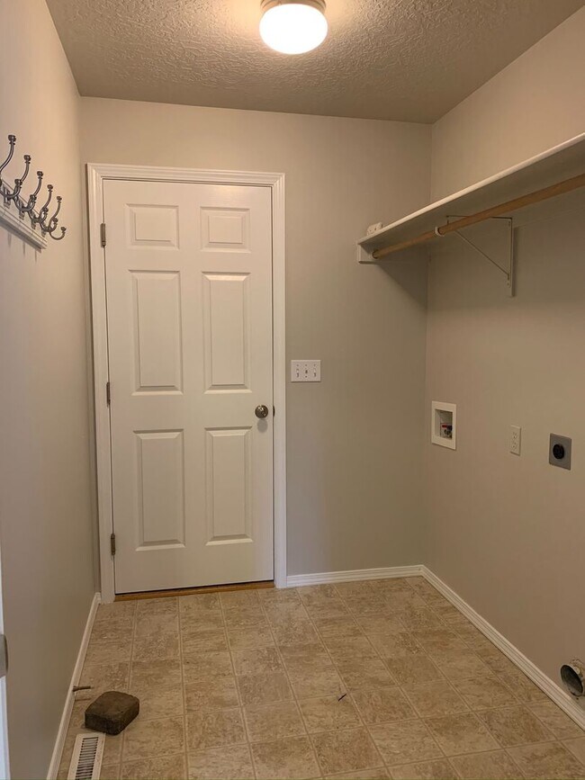 Building Photo - Great 3 bed 2 bath home in a the quiet Rai...